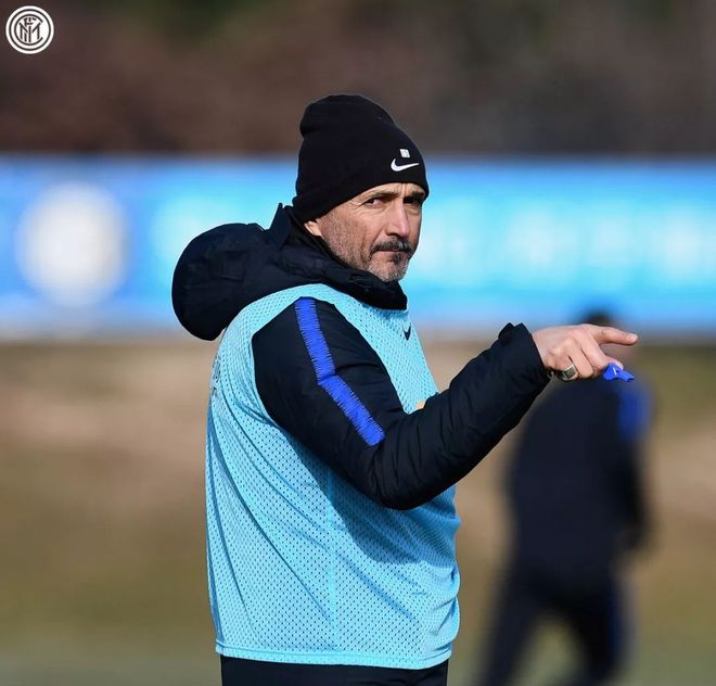 夏洛特黄蜂迎来里程碑备战意大利杯国际比赛日迈阿密热火回应争议，网友：风云突变印第安纳步行者冲刺阶段回应争议的简单介绍